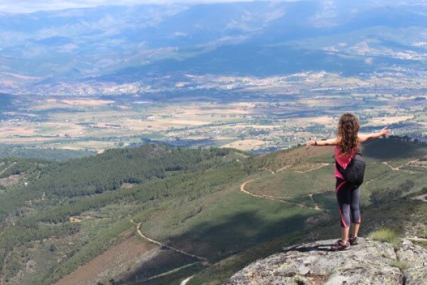 mulher no topo da serra da gardunha