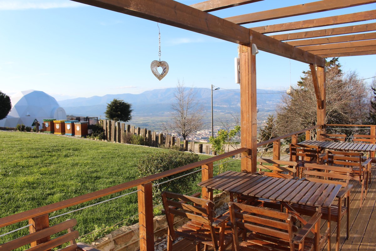Esplanada, um dos espaços exteriores onde os hóspedes podem desfrutar uma refeição com vista para a Serra da Estrela.