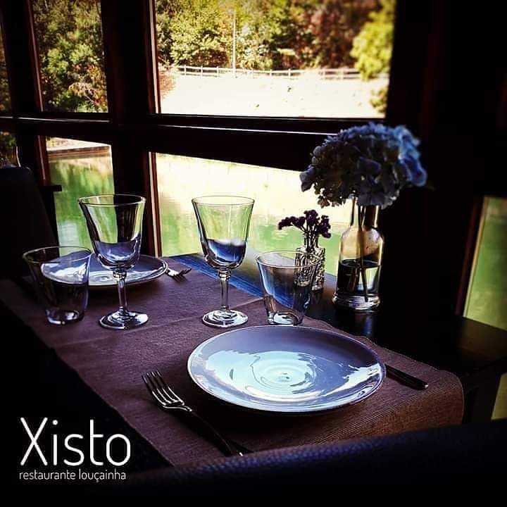 No restaurante Xisto, as refeições são acompanhadas com vista para a Ribeira da Azenha e para a sua envolvência natural.