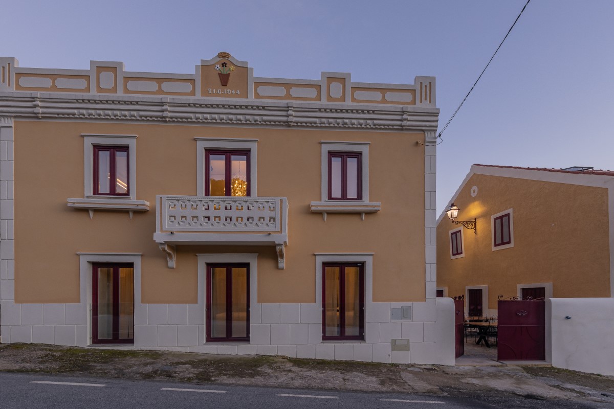 Arquitetura Art'déco. Casa das Margaridas vista por quem passa na Estrada Nacional 233.