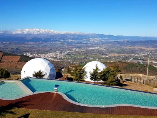 glamping na gardunha com piscina e vista +ara a serra da estrela