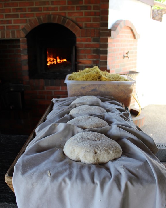 Na Adega dos Apalaches, o pão é feito todos os dias no forno a lenha.