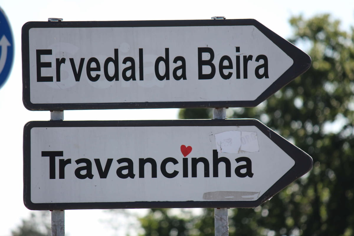 Chão do Rio. Todas as placas indicativas da aldeia, têm um pormenor que demonstra o amor que os seus habitantes têm por ela.