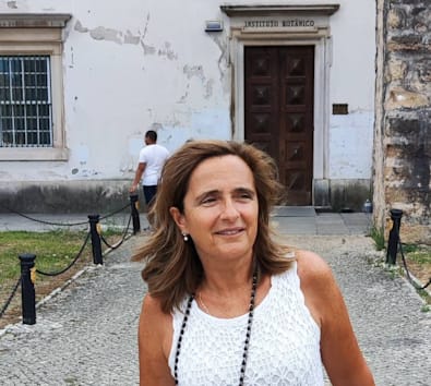 Professora Helena Freitas, à saída do antigo edifício do Instituto botânico da Universidade de Coimbra