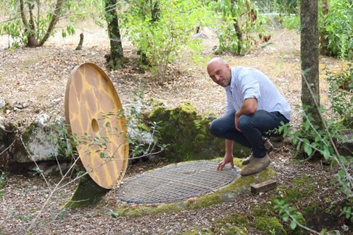 danilo a olhar o algar através do qual se descobriram as Grutas da Moeda