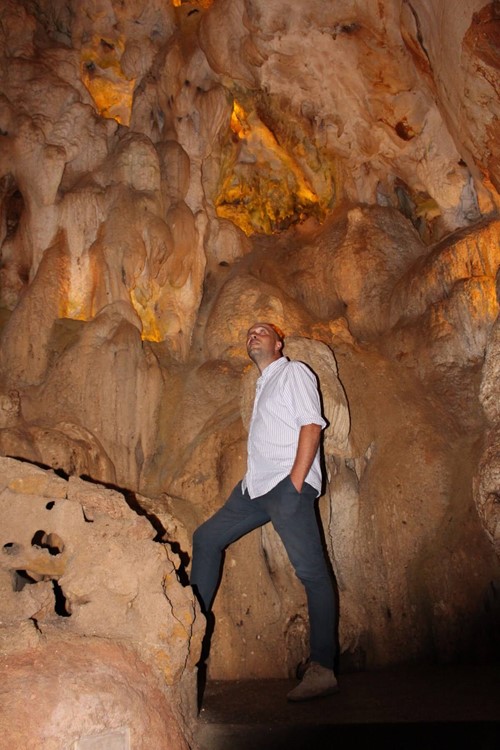 Danilo no interior das Grutas da Moeda