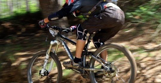 cilcista a fazer btt enduro na serra da lousã