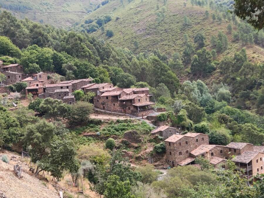 Vista para a recuperada Aldeia do Xisto de Cerdeira