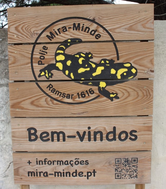 Placa a assinalar a entrada para a Polje de MInde, Minde.