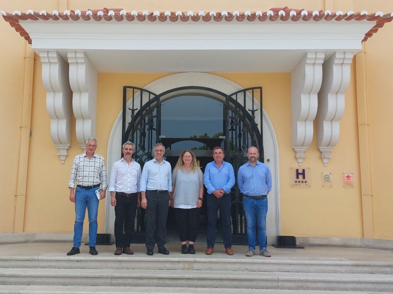 grupo de pessoas à porta de um hotel