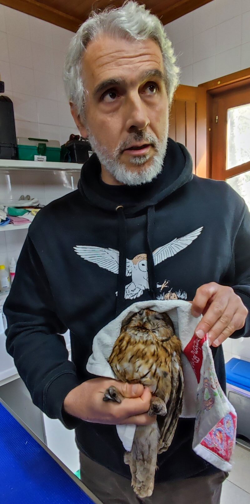 ricardo brandão com uma coruja do mato ferida