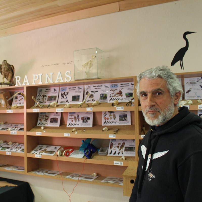 ricardo brandão numa salaa de exposição na casa da torre, no cervas, em gouveia