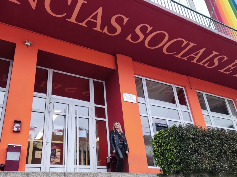 mulher à porta da faculdade de ciências sociais e humanas da UBI