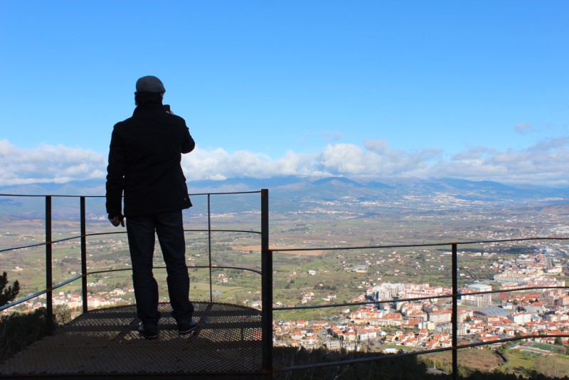 homem no miradouro da pedra dera