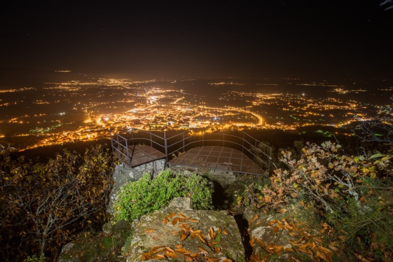 Vista noturna sobre o vale do Fundão.