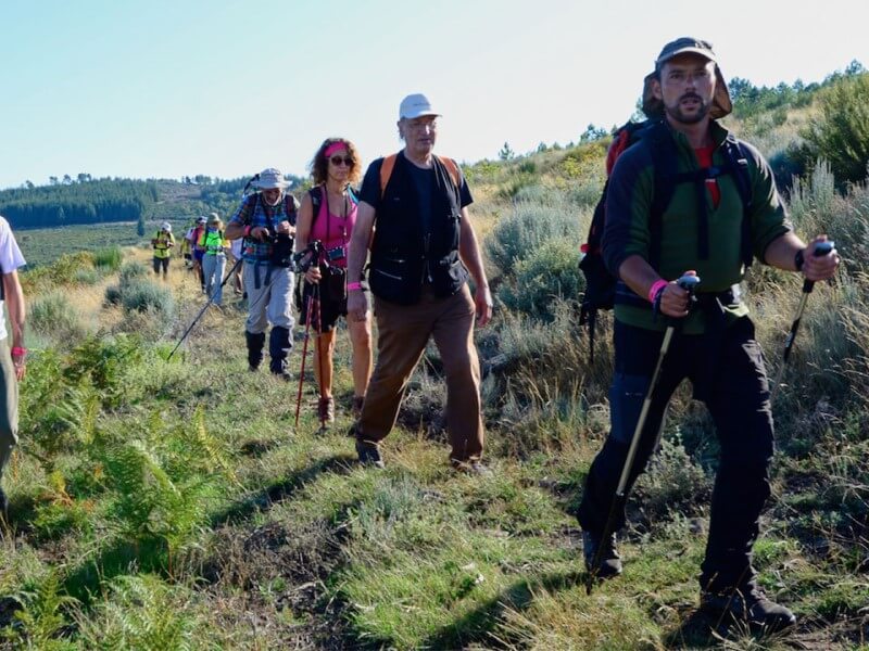 pessoas a caminhar na serra da malcata