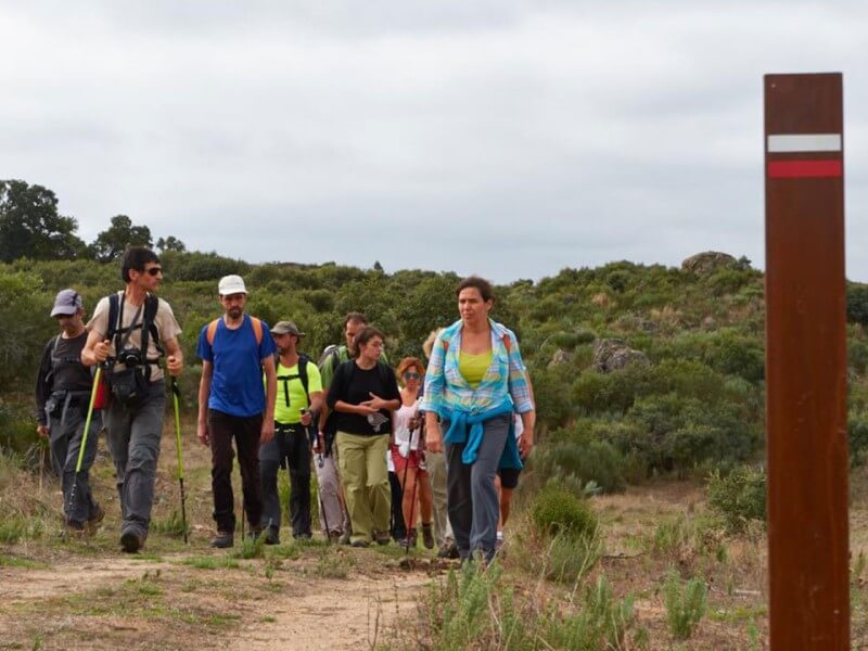 grupo de caminheiros a chegar a um ponto de sinalética da etapa 6 da grande rota do coa