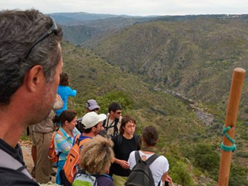 caminheiros a observar o garnde vale do côa