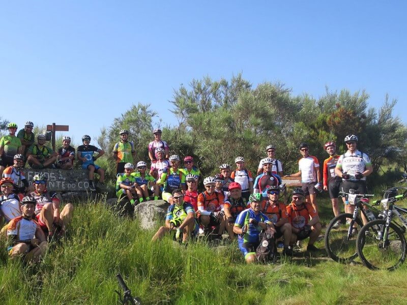 grupo de ciclistas na nascente do rio côa