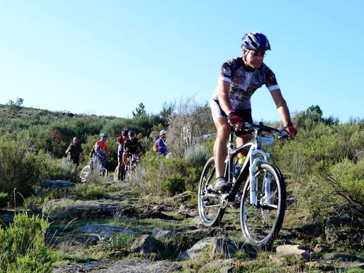 ciclista a prtaicar btt na serra