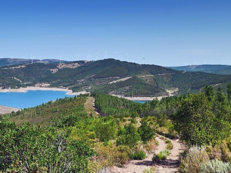 caminho de terra com a albufeira da meiomoa no horizonte