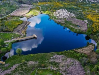 lagoa no alto de uma montanha