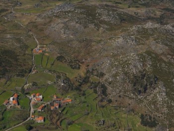 vista aérea sobre uma aldeia na serra do caramulo