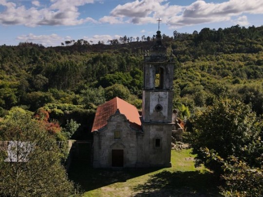 igreja velha no meio da floresta