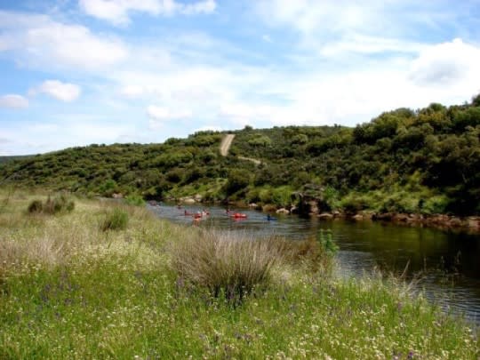 pessoas a praticar canoagem no rio erges