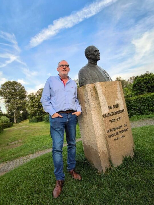 O presente e o passado. Miguel Martins ao lado do busto do fundador das Termas de Monfortinho, José Gardete Martins.