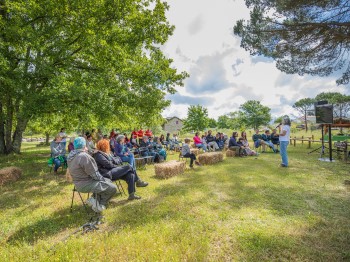 pessoas a assistir a uma apresentação no meio da natureza