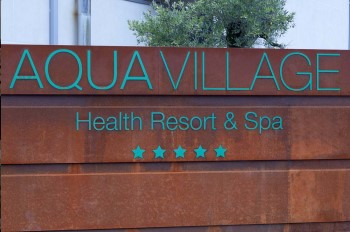 logotipo aqua village resort e spa