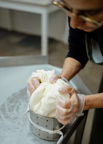 mulher a fazer queijo