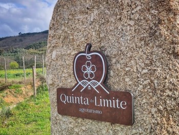 logotigo da quinta do limite à entrada da propriedade