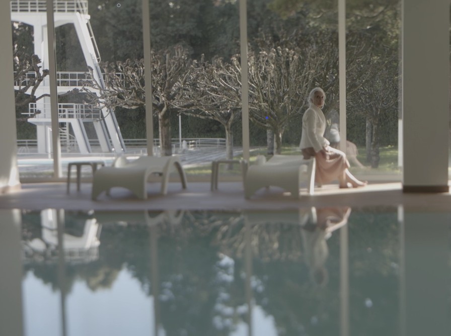 senhora à beira de uma piscina interior