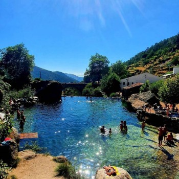 Banhistas na Praia Fluvial de Loriga, Serra da Estrela
