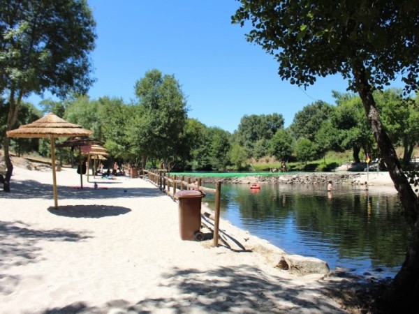 Areal com chpaúes de sol na praia fluvial de rapoula do côa