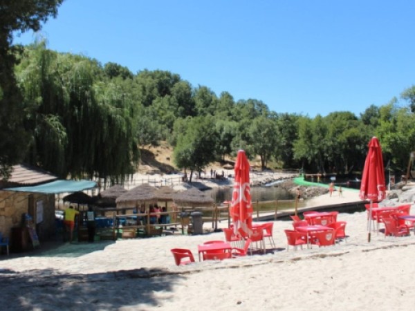 Bar e esplanada da praia fluvial de rapoula do côa