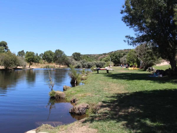 relvado ao longo do rio côa na praia fluvial de badamalos