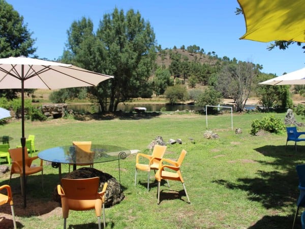 esplanada e relvado com vista para o rio côa