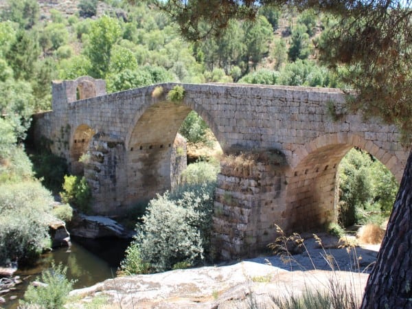 Ponte em blocos de granito com três arcos e uma torre