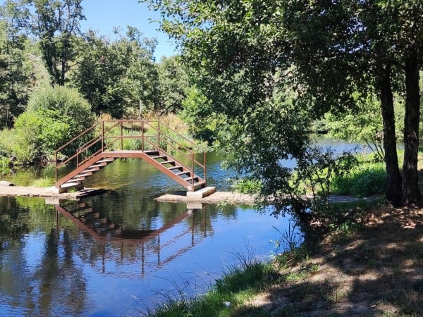 Ponte sobre um rio espelhado