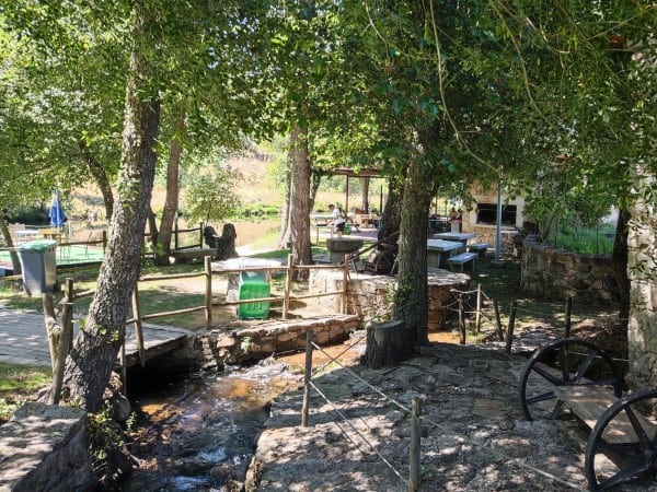 Bar e esplanada à sombra