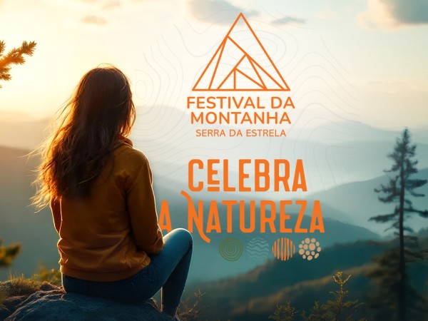 rapariga a contemplar o horizonte no topo de uma montanha