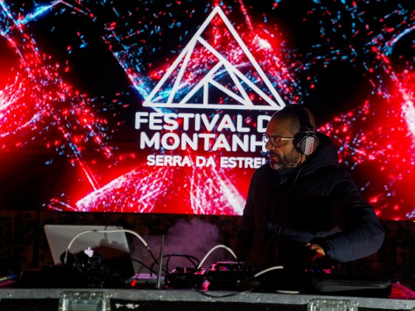 DJ a passar música no Festivald a Montanha, em Manteigas