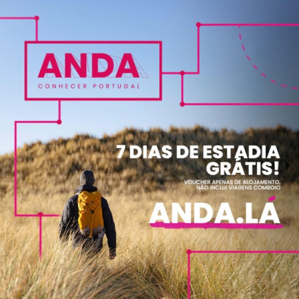 homem de mochila a passear na montanha